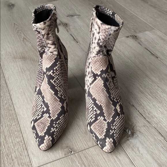 Pointed toe Snake skin bootie - Picture 2 of 4